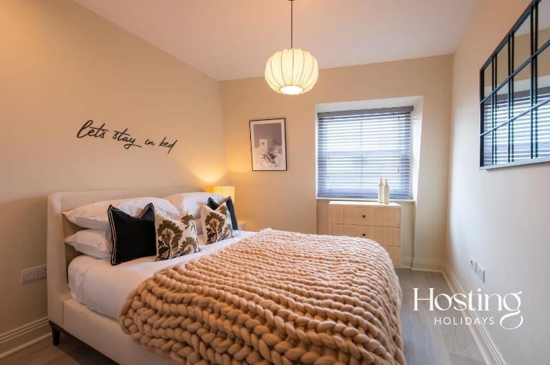 Super Vibrant 2 Bedroom With Parking Images