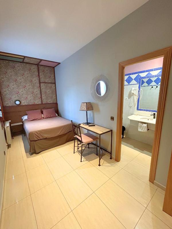 Double Room (1-2 Adults) image 4