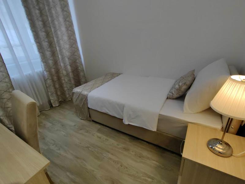 Small Single Room image 3