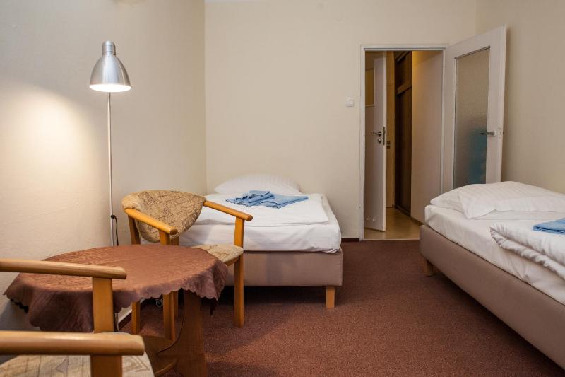 Twin Room image 3