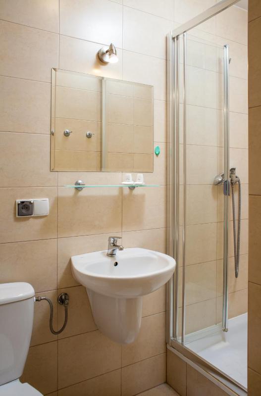 Twin Room image 4