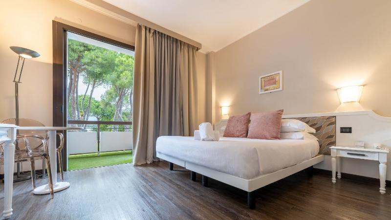 Superior Double Room with Balcony and Spa Access image 3