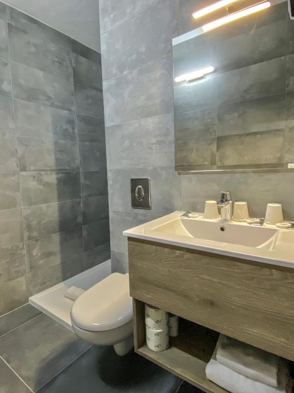 Double Room with Pool View image 4