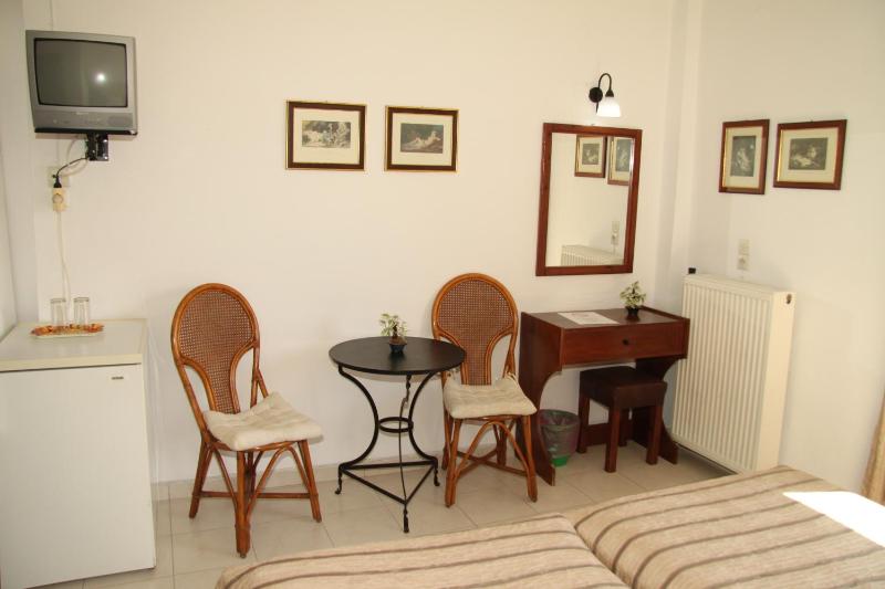 Economy Twin Room with City View image 4