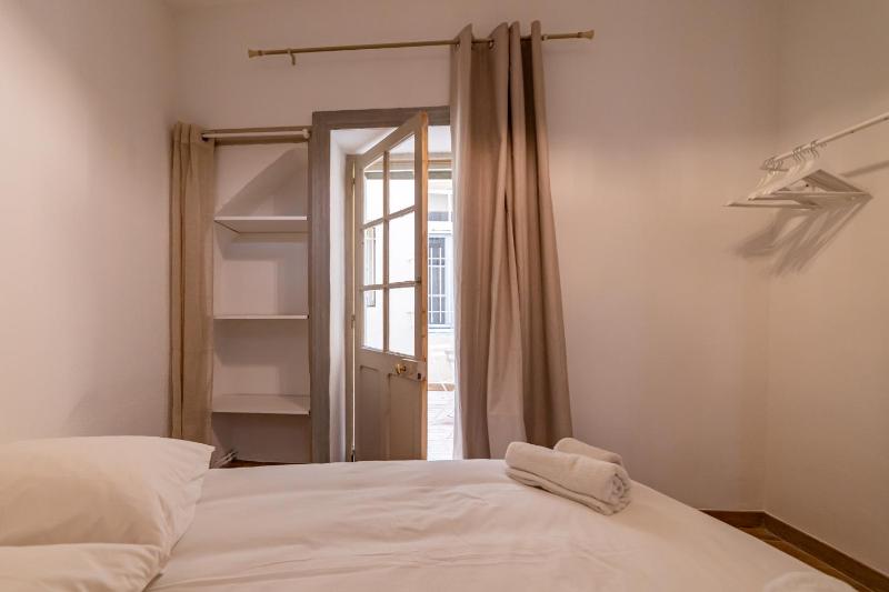 Un pied à terre avec terrasse à la Cathédrale - Une Nuit à Nîmes - image 15