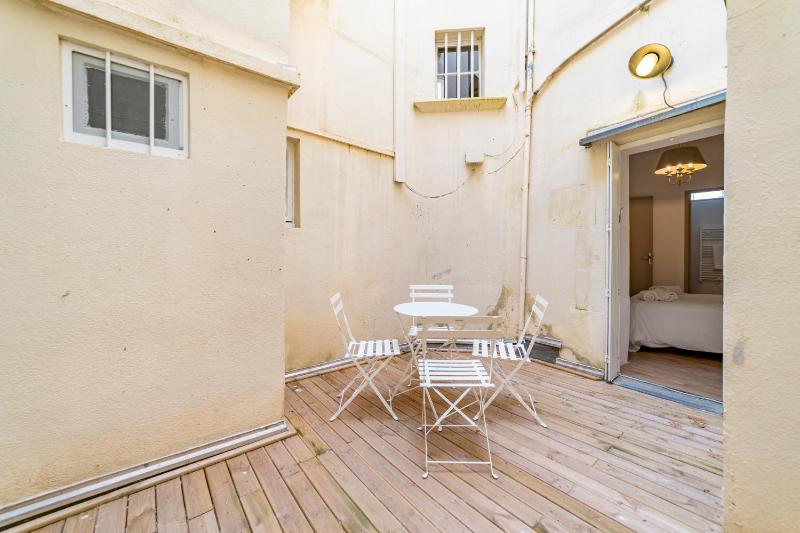 Un pied à terre avec terrasse à la Cathédrale - Une Nuit à Nîmes - image 14