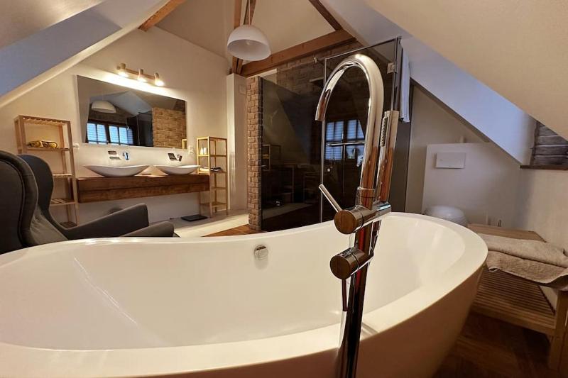 Dako Mansion Stylish Modern Cosy - image 20