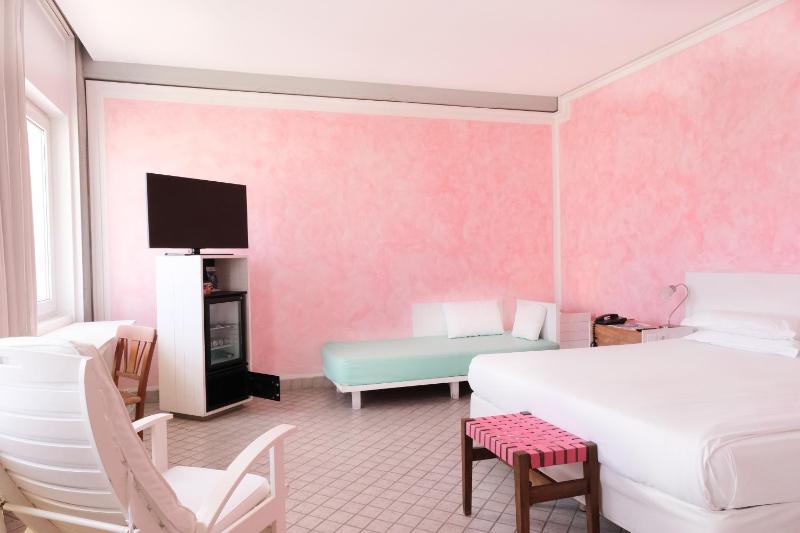 Double or Twin Room with City View image 3