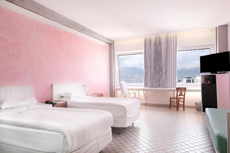 Double or Twin Room with Sea View image 3