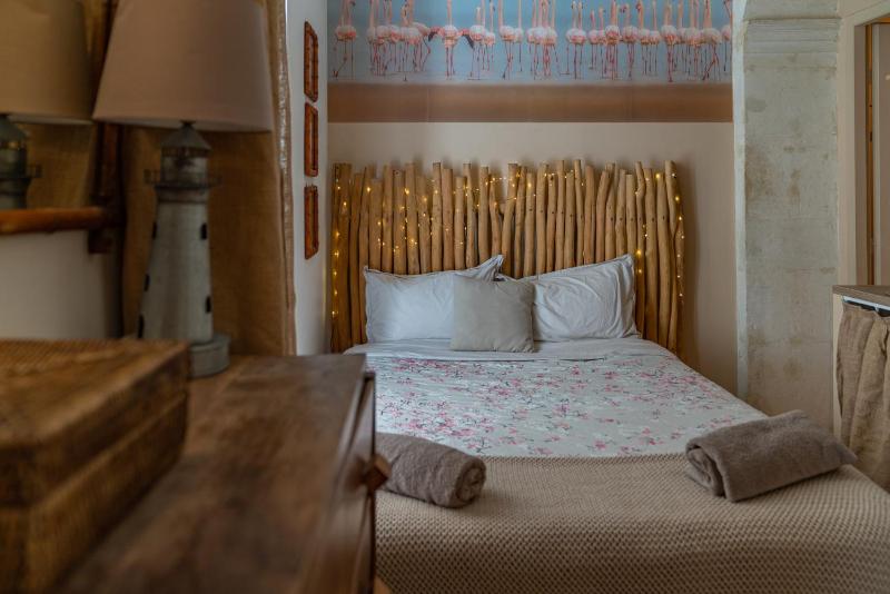 La Cabane Camarguaise en centre ville - Une Nuit à Nîmes - image 22