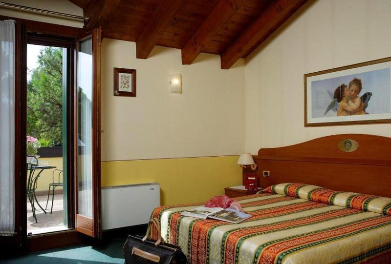 Double or Twin Room image 3