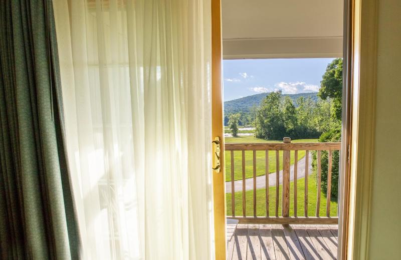Deluxe King Room with Mountain View, Non-Smoking image 2