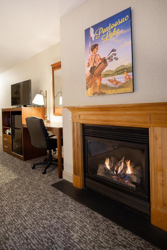 Deluxe King Room with Mountain View, Non-Smoking image 4