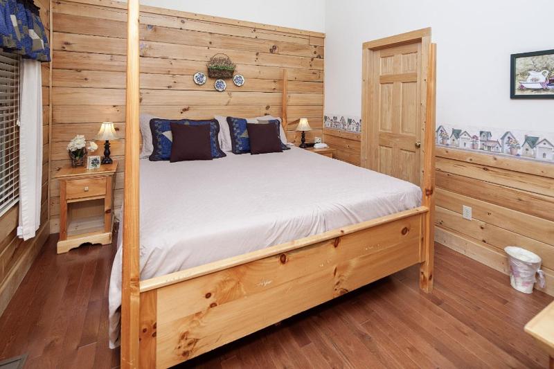 ER223 - Young's Hideaway cabin - image 15