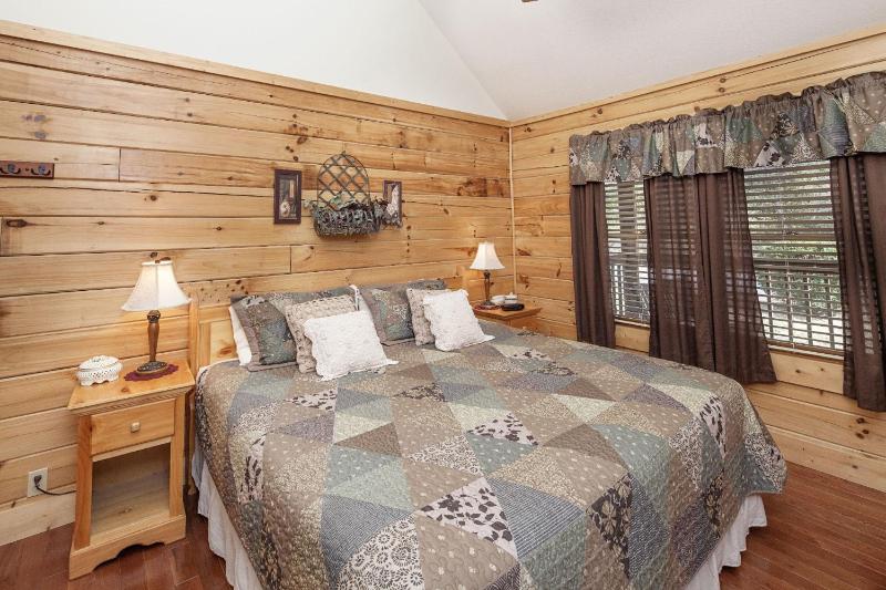 ER223 - Young's Hideaway cabin - image 23