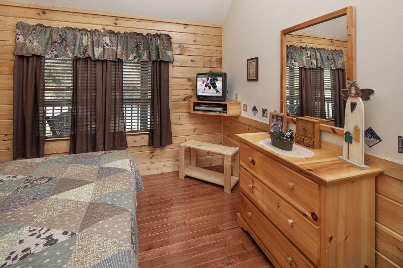 ER223 - Young's Hideaway cabin - image 28