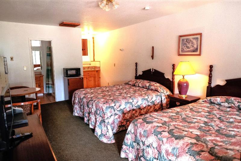 Queen Room with Two Queen Beds image 4