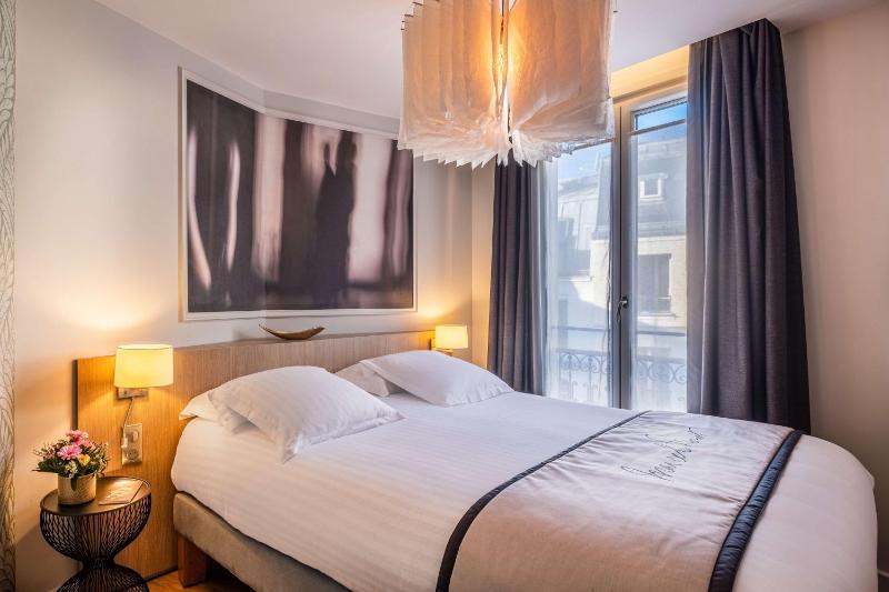 Junior Queen Suite with Sofa Bed image 1