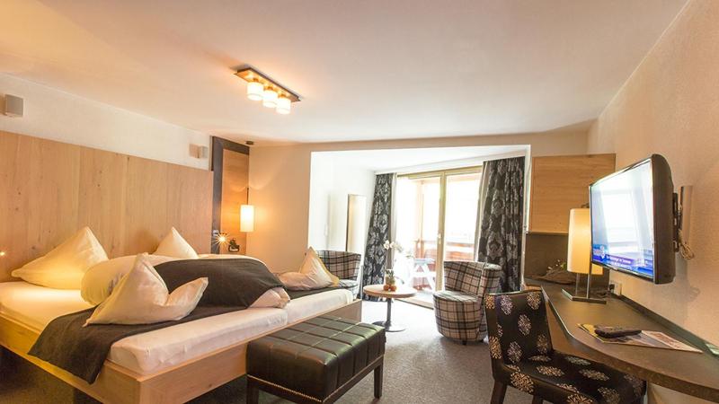 Double Room with Balcony image 3