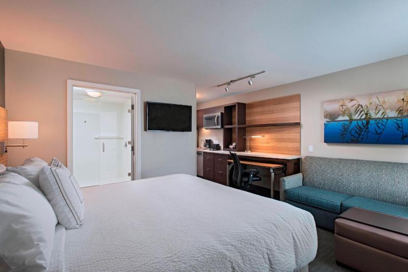 King Studio with Sofa Bed and Adapted Tub - Mobility Accessible image 4