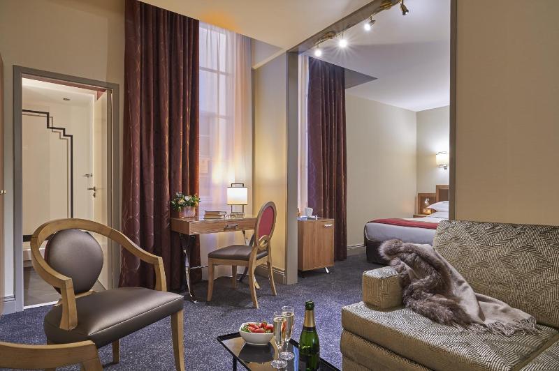 Extra Large Suite image 3