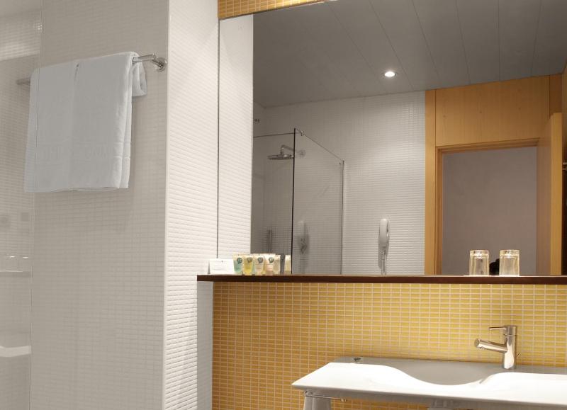Double or Twin Room (1-2 Adults) image 4