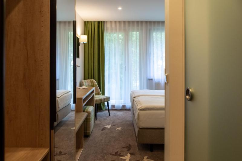 Double Room with Balcony image 2