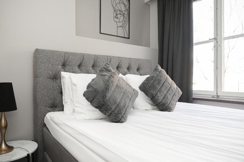 Compact Room (140cm bed) image 4