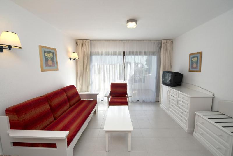 Basic Family Room (2 Adults + 2 Children) image 4