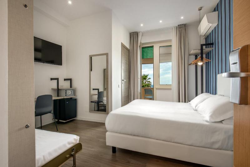 Triple Room with Sea View image 1
