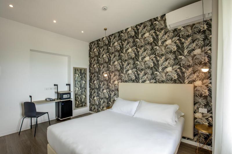 Double or Twin Room with Sea View image 4