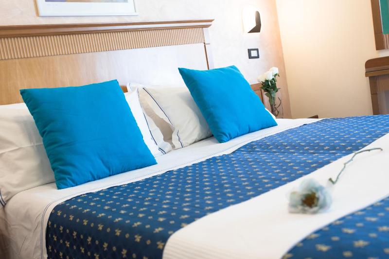 Triple Room with Balcony image 2