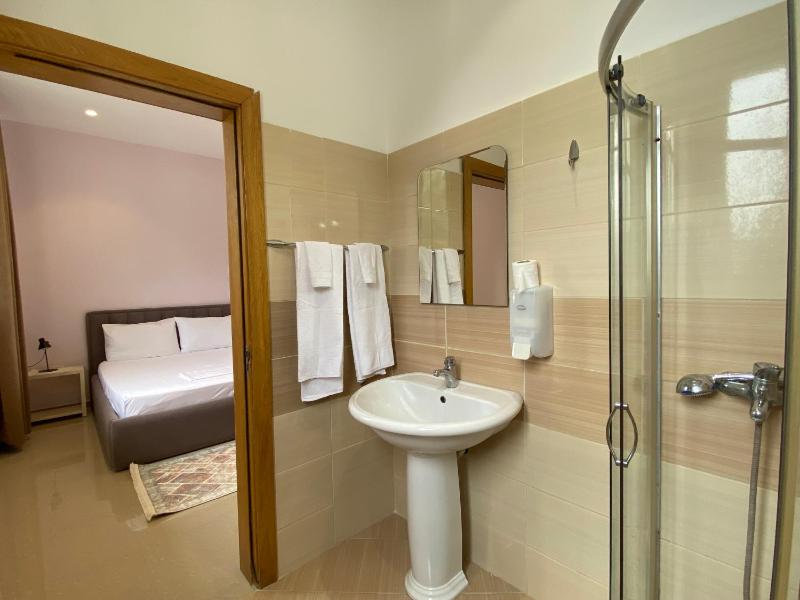 Deluxe Double Room image 3
