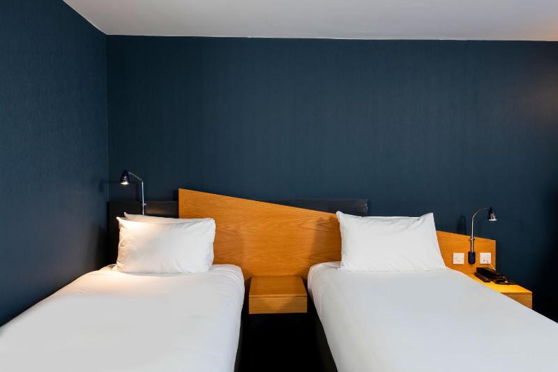Standard Twin Room with Free Hot Breakfast image 1