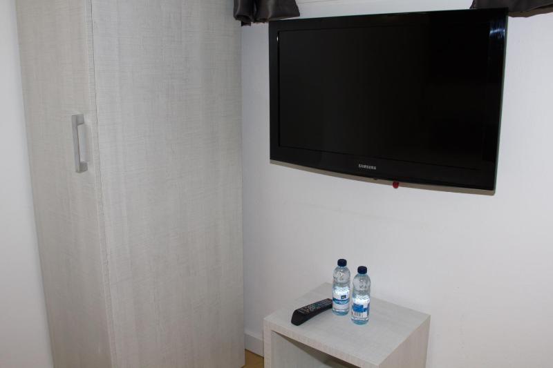 Budget Double Room without Window image 1
