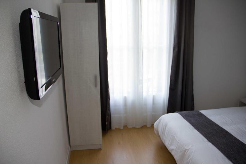 Twin Room with Balcony image 3