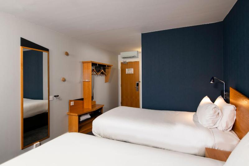 Standard Twin Room with Free Hot Breakfast image 3