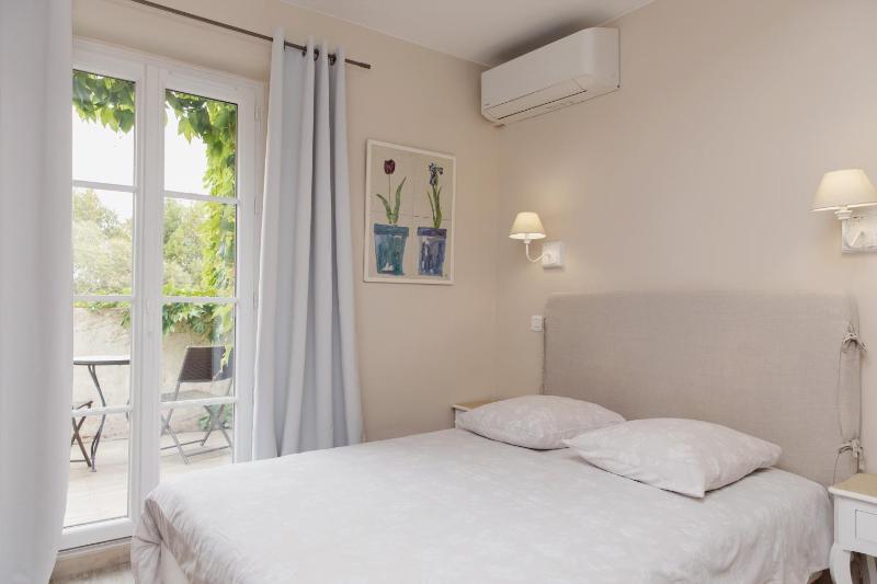 Standard Double Room image 3