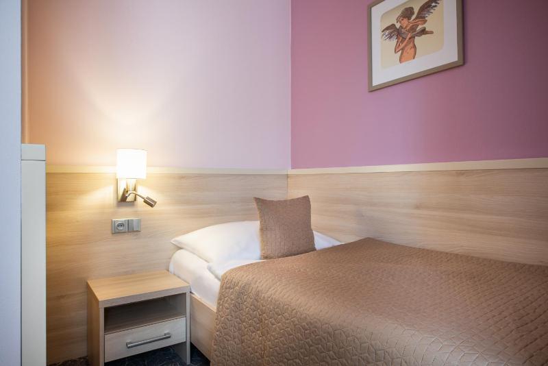 Single Room image 3