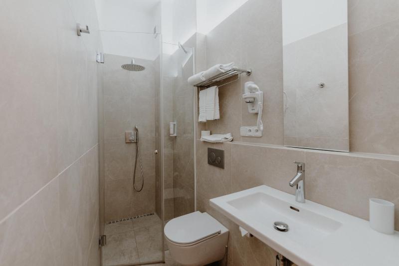 Double or Twin Room image 3