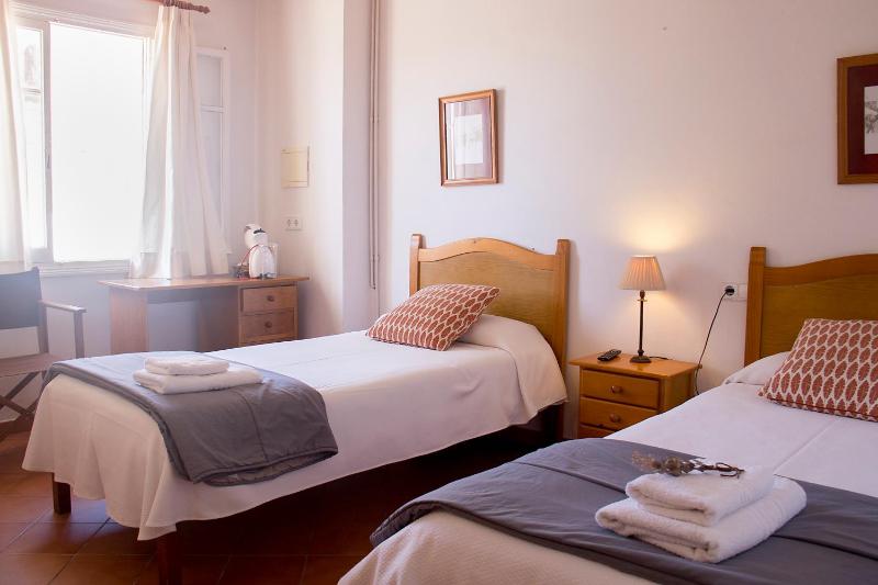 Twin Room image 4