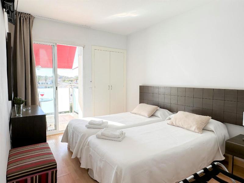 Twin Room with Bathroom image 1