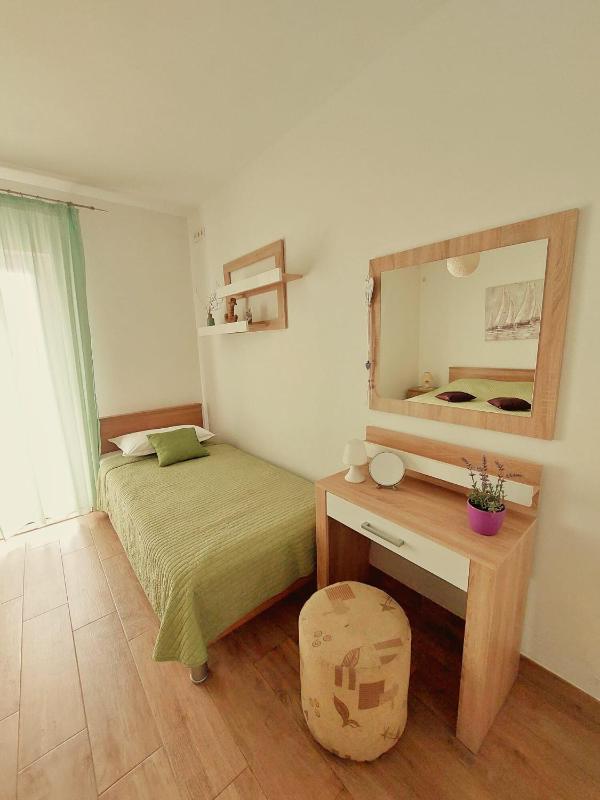 One-Bedroom Apartment image 3