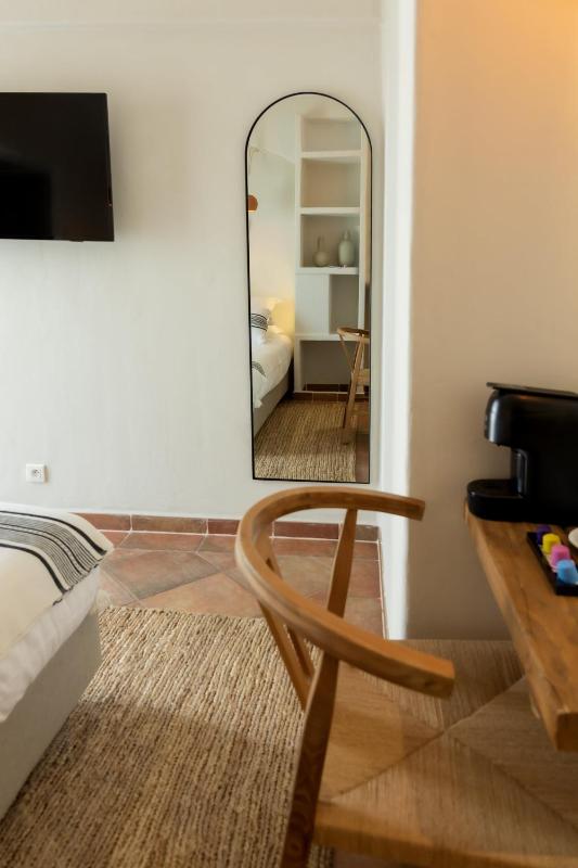 Classic Double Room image 3