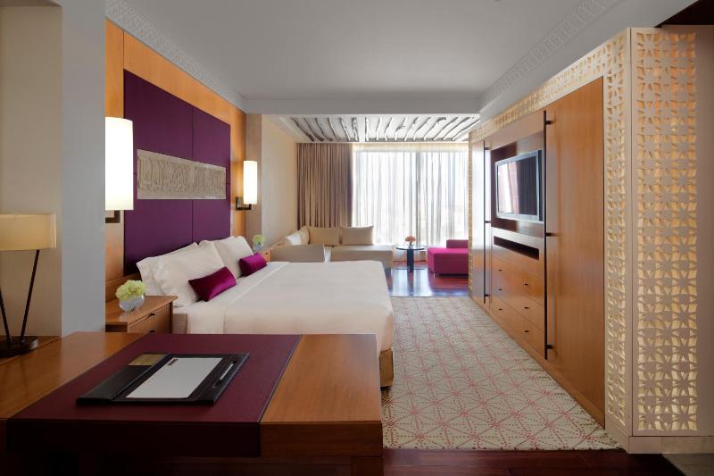 Premium King Room image 3