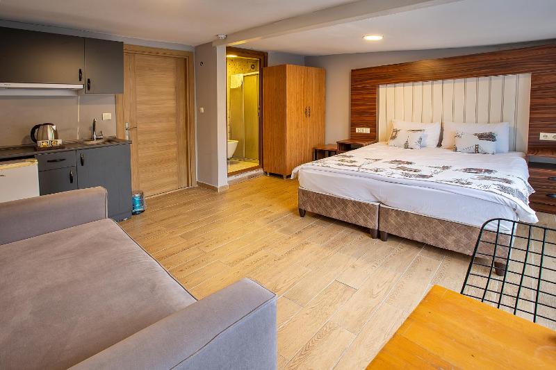 Superior Room with Balcony image 4