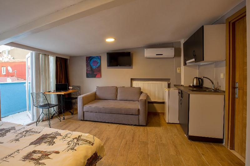 Superior Room with Balcony image 2