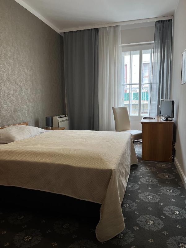 Standard Double Room image 3