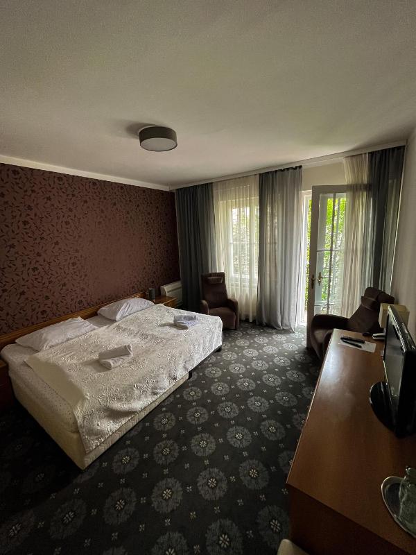 Double or Twin Room with Shower image 3