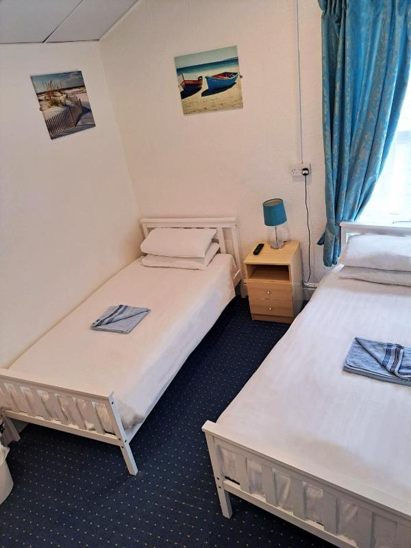 Twin Room image 1